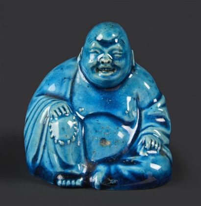 CHINE Statuette de bouddha assis en biscuit émaillé bleu turquoise.
Période Kanghi...