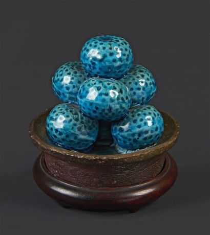 CHINE Deux pyramides de fruits en biscuit émaillé bleu turquoise.
Période Kanghi...