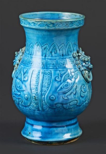 CHINE Vase en porcelaine émaillée bleu turquoise de forme balustre d'après une forme...
