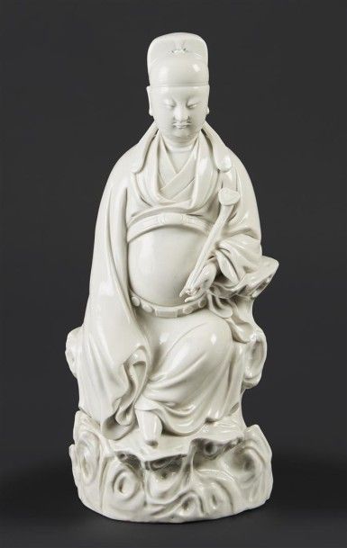 CHINE Statuette de Guandi en blanc de Chine assis sur un rocher, tenant un ruyi dans...