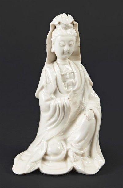 CHINE Statuette de Guanyin assise en blanc de Chine.
XVIIIe-XIXe siècle.
H.: 20 cm....