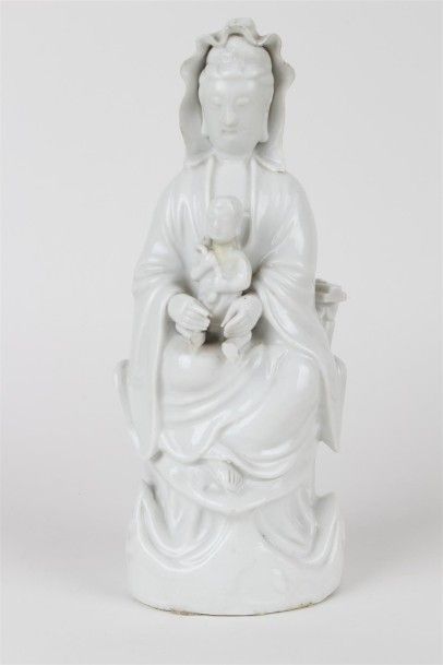 CHINE Statuette de Guanyin en blanc de Chine assise tenant un enfant sur ses genoux.
XVIIIe...