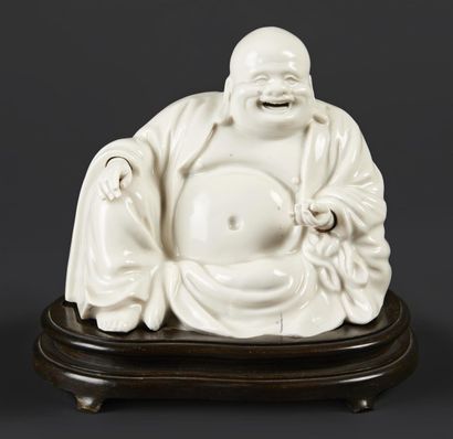 CHINE Statuette de Bouddha assis en blanc de Chine, tenant une pêche dans la main...