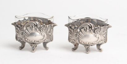 null PAIRE DE SALERONS quadripode en argent, intérieur en verre.
Style Louis XV.
Poids:...