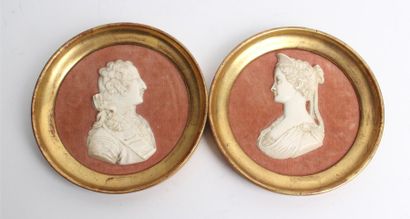 null DEUX MEDAILLONS présentant les profils de Louis XV et Marie Leszczynska en ivoire...