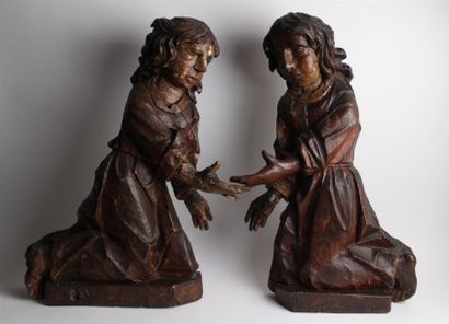 null PAIRE D'ANGES d'applique en bois sculpté polychrome.
XVIIe siècle. Une main...