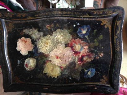 null Petite TABLE travailleuse en bois noirci à décor floral peint reposant sur des...