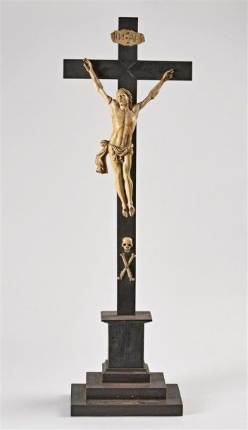 null CRUCIFIX en ivoire sculpté et bois noirci; la croix reposant sur un socle à...