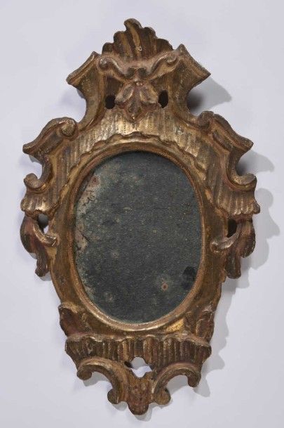 null MIROIR en bois peint et doré, à décor de feuillages.
XVIIIe siècle
H: 55 cm