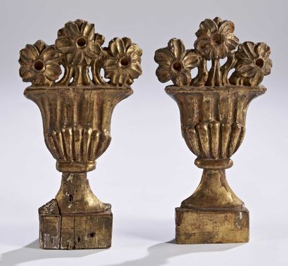 null DEUX ELEMENTS décoratifs en bois et stuc dorés figurant deux vases d'applique...