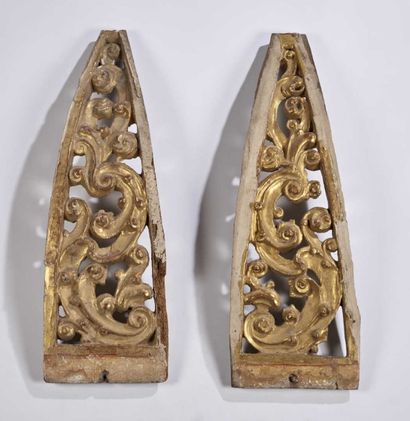 null PAIRE D'ELEMENTS DECORATIFS en bois sculpté et doré, à décor ajouré de feuillages.
XVIIIe...
