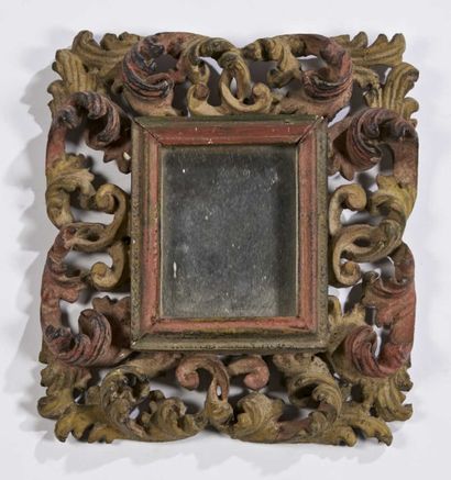 null PETIT MIROIR en bois repeint à décor de feuillages.
XIXe siècle
H.: 25,5 cm...