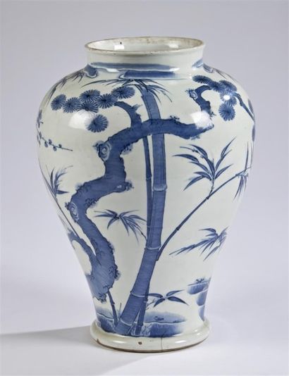 JAPON Potiche de forme balustre en porcelaine à décor en camaïeu bleu des trois amis...