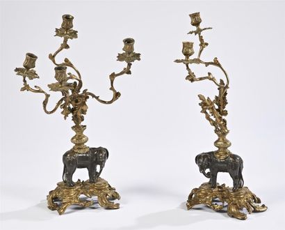 null PAIRE DE CANDÉLABRES aux éléphants en bronze doré et patiné, à quatre lumières,...