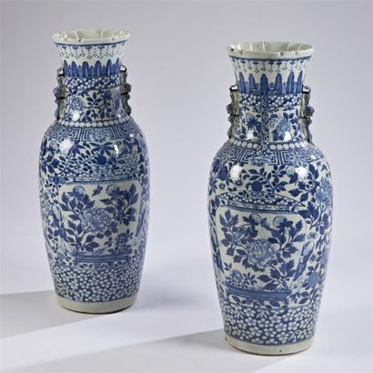 null CHINE Paire de vases en porcelaine à décor en bleu sous couverte de fleurs dans...