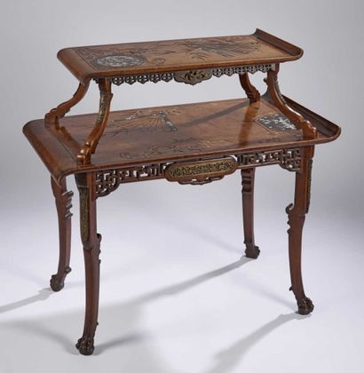 Gabriel VIARDOT (1830-1906) 
TABLE A THE à deux plateaux en bois exotique à décor...