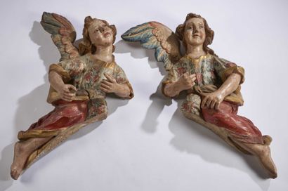 null DEUX IMPORTANTES FIGURES d'ange en pendant en bois peint et doré; (fragments).
XVIIIe...
