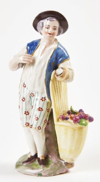 LUNEVILLE Figurine représentant un jardinier sur une terrasse avec une hotte remplie...