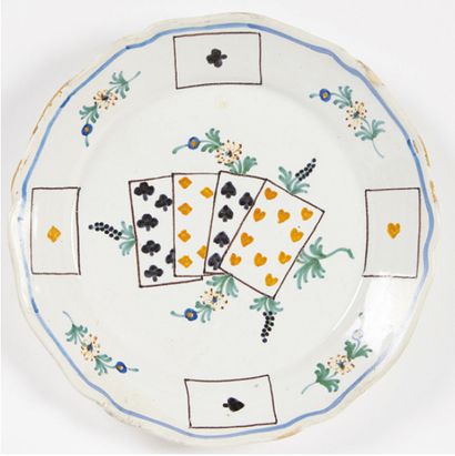 NEVERS Assiette à bord contourné à décor polychrome «aux cartes» les quatre dix au...