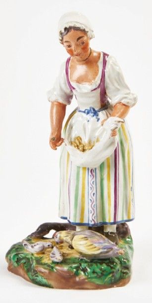 LUNEVILLE Figurine représentant une fermière nourrissant ses poules.
Fin du XVIIIe...