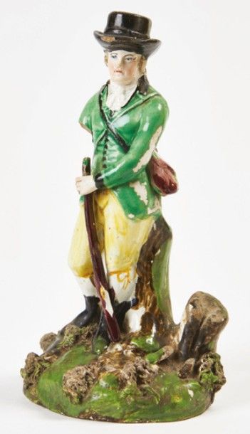 LUNEVILLE Figurine représentant une femme en tenue de chasse coiffée d'un haut de...