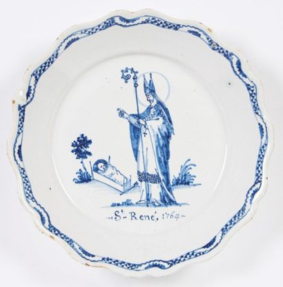 NEVERS Assiette à bord contourné, à décor en camaïeu bleu d'un évêque (Saint
Maurille)...