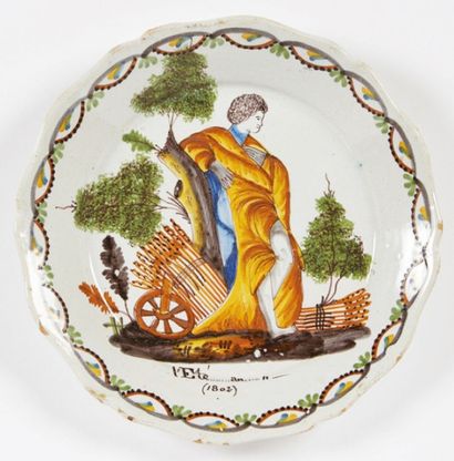 NEVERS Assiette à bord contourné à décor polychrome d'un personnage de profil avec...