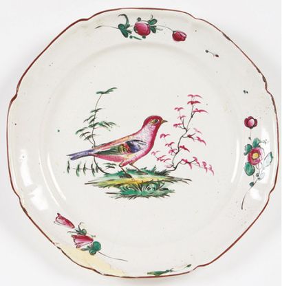 LUNEVILLE Assiette à bord lobé à décor d'un oiseau posé sur une terrasse fleurie,...