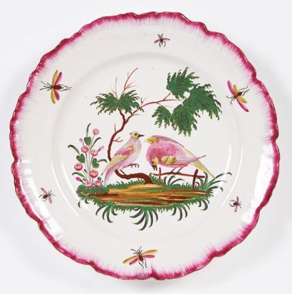 LUNEVILLE Assiette à bord déchiqueté souligné d'un peigné rose, décor polychrome...