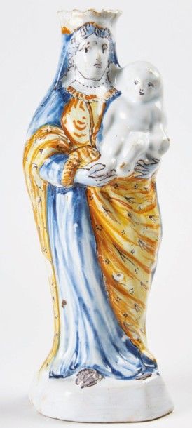 NEVERS Vierge d'accouchée debout sur un socle à pans coupés, vêtue d'une robe à plis...