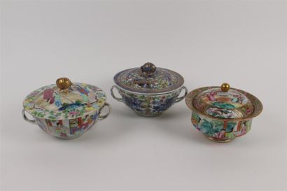 CHINE, Canton - XIXe siècle Trois bouillons couverts en porcelaine décorée en émaux...