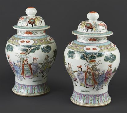 CHINE - Vers 1900 Paire de potiches couvertes en porcelaine décorée en émaux polychromes...