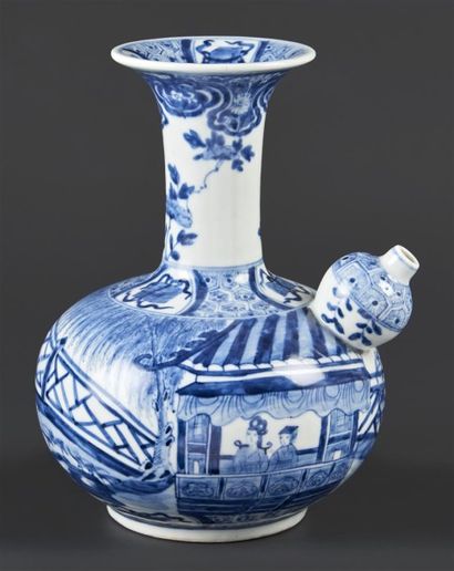 CHINE - XIXe siècle Kendi en porcelaine décorée en bleu sous couverte d'un couple...