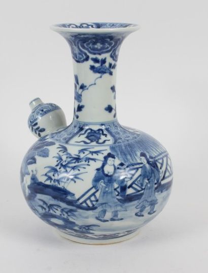 CHINE - XIXe siècle Kendi en porcelaine décorée en bleu sous couverte d'un couple...