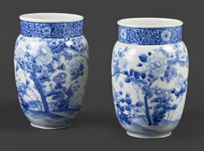 JAPON - Epoque MEIJI (1868 - 1912) Paire de vases en porcelaine décorée en bleu sous...