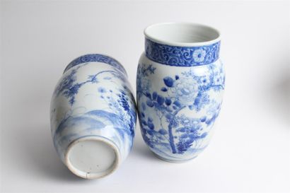 JAPON - Epoque MEIJI (1868 - 1912) Paire de vases en porcelaine décorée en bleu sous...