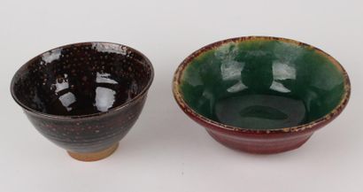JAPON - XXe siècle Deux bols en grès émaillé, l'un brun dans le style fourrure de...