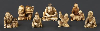 JAPON - Epoque MEIJI (1868 - 1912) Ensemble de cinq netsuke en ivoire, ivoire marin...