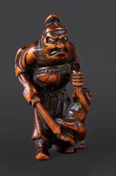 JAPON - Epoque EDO (1603 - 1868) Netsuke en bois, Shoki attrapant un oni. Les yeux...