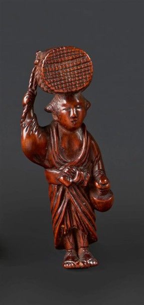 JAPON - Epoque EDO (1603 - 1868) Netsuke en bois, femme portant un fagot sur sa tête.
H.7...
