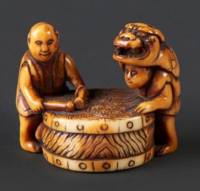JAPON - Epoque EDO (1603 - 1868) Netsuke en ivoire, deux personnages debout tapant...