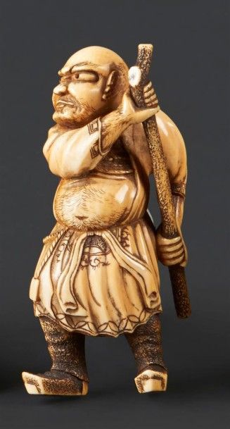 JAPON - Epoque EDO (1603 - 1868) Netsuke en ivoire, personnage tenant un bâton, prêt...