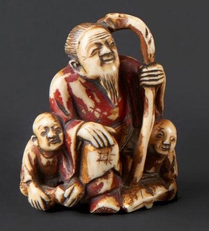 JAPON - Epoque MEIJI (1868 - 1912) Netsuke en ivoire polychrome d'un vieillard assis...