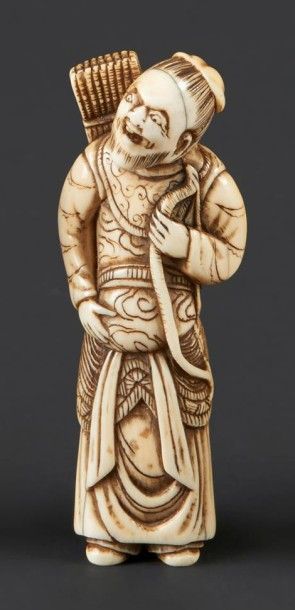 JAPON - Epoque EDO (1603 - 1868) Netsuke en ivoire, chasseur debout tenant son arc...