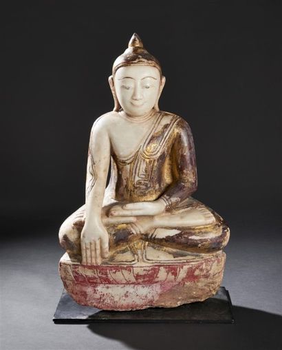 BIRMANIE - Vers 1900 Statuette de bouddha en albâtre à traces de polychromie, assis...