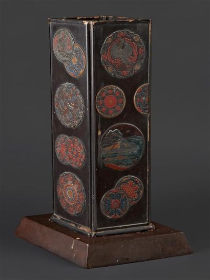 JAPON - Epoque MEIJI (1868 - 1912) Vase en forme de losange en laque brune décorée...