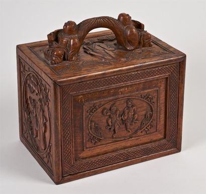 CHINE - XXe siècle Jeu de mahjong en os et bambou dans une boite en bois sculpté...