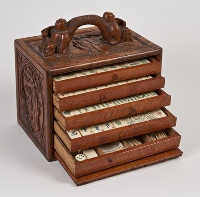 CHINE - XXe siècle Jeu de mahjong en os et bambou dans une boite en bois sculpté...