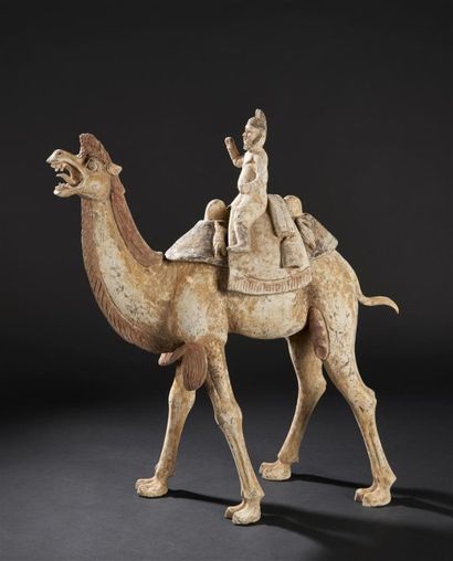 CHINE - Epoque TANG (618-907) Statuette de chameau en terre cuite à traces de polychromie,...