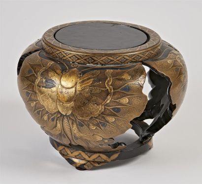 JAPON - Epoque MEIJI (1868 - 1912) Socle tripode en bois laqué brun et or à décor...